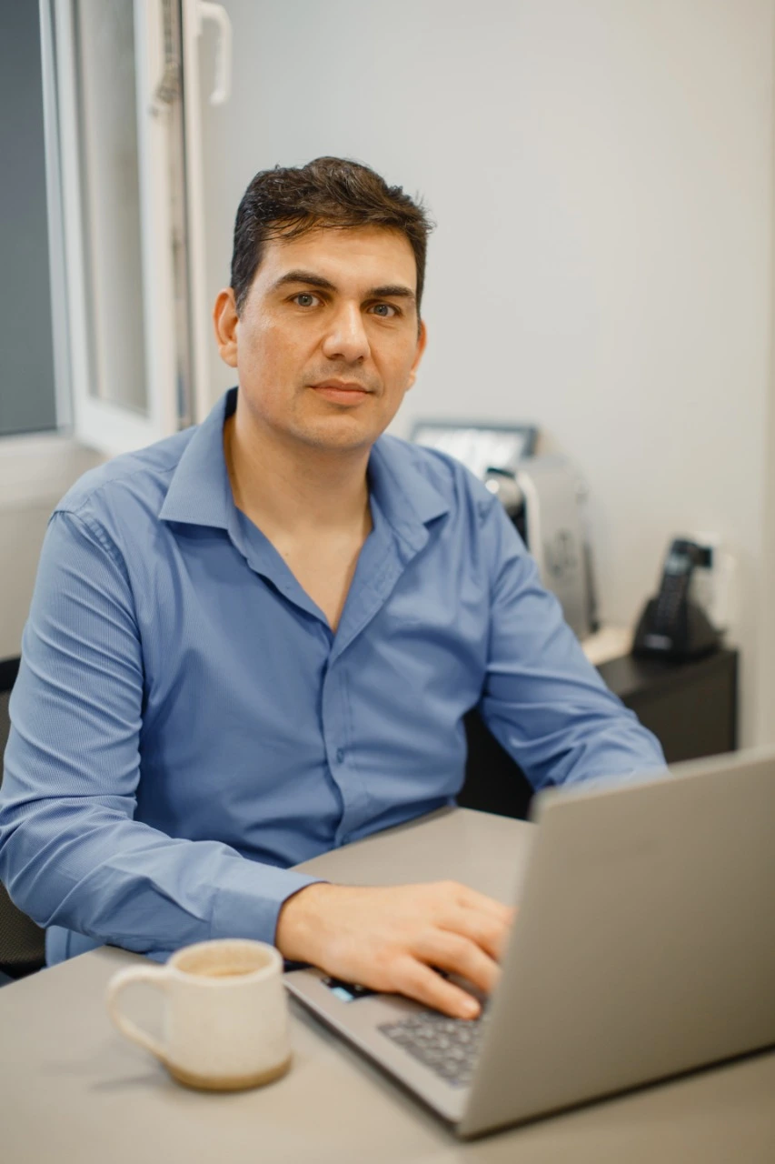 Homem consultor de sistemas, programador de sistemas